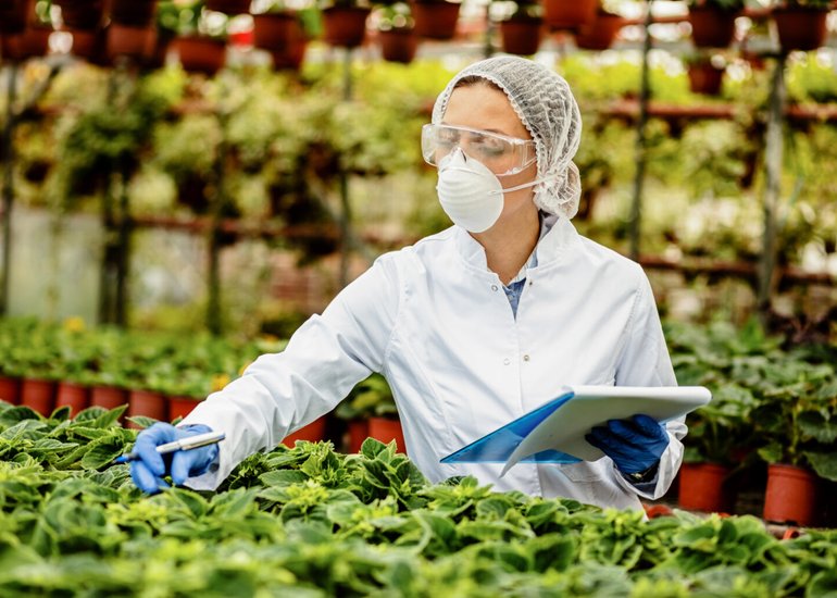 ingeniera-agricola-femenina-haciendo-inspeccion-control-calidad-vivero-plantas-1536x1024